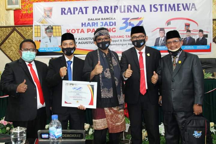 10 Tokoh Terima Pin Emas di Hari Jadi Kota Padang ke-352