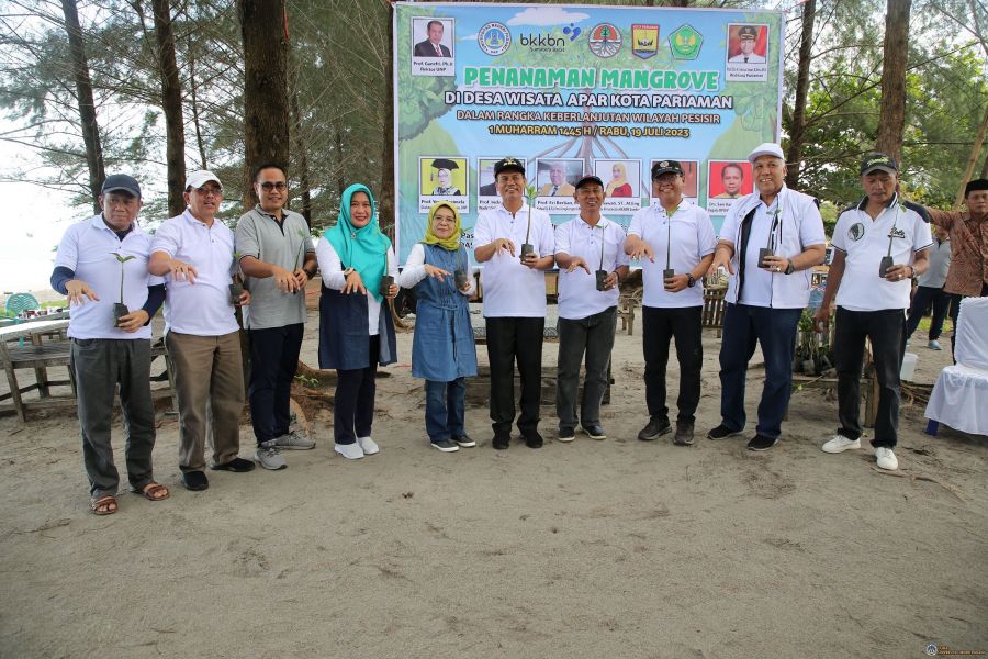 Prodi Ilmu Lingkungan Pascasarjana UNP Inisiasi Penanaman 1000 Pohon Mangrove di Desa Wisata Apar