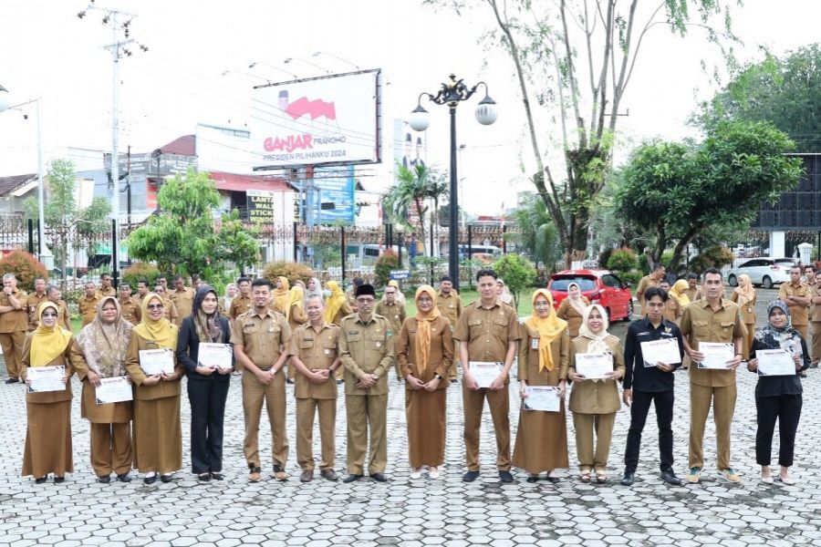 11 Orang Staf DPRD Sumbar Terima Penghargaan dari Sekwan Raflis