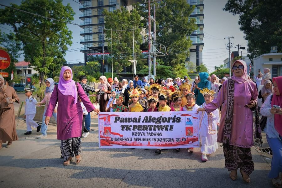 139 Anak Tampil dengan Pakaian Adat dan Profesi, Diiringi Drumband SMA 1 Pertiwi 