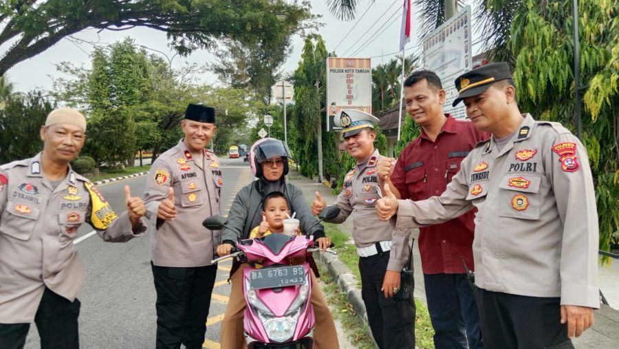 300 kotak Takjil Dibagikan Jajaran Polsek Koto Tangah Jum'at Petang