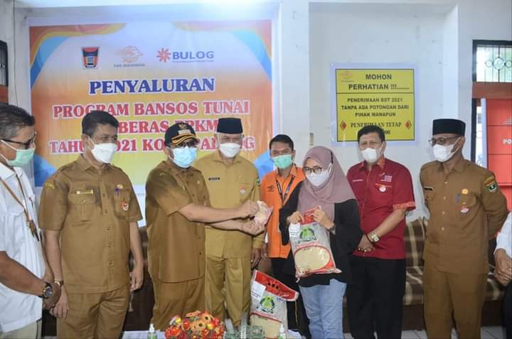 35rb Warga Padang Terdampak PPKM Terima BST dan Beras, Wako Hendri Septa: Semoga Meringankan