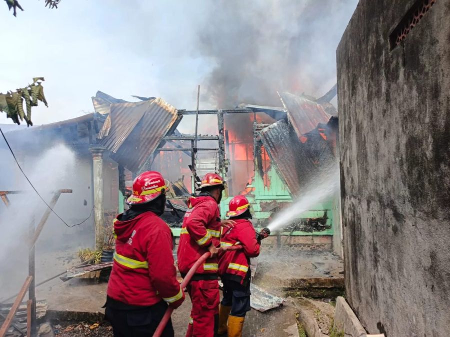 8 Armada dan 85 Personel Dikerahkan, Kebakaran Hanguskan Rumah di Olo Padang Barat