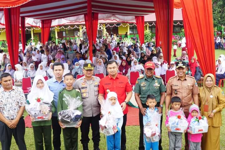 8.859 Pelajar Dharmasraya Terima Seragam Sekolah dari Sutan Riska 