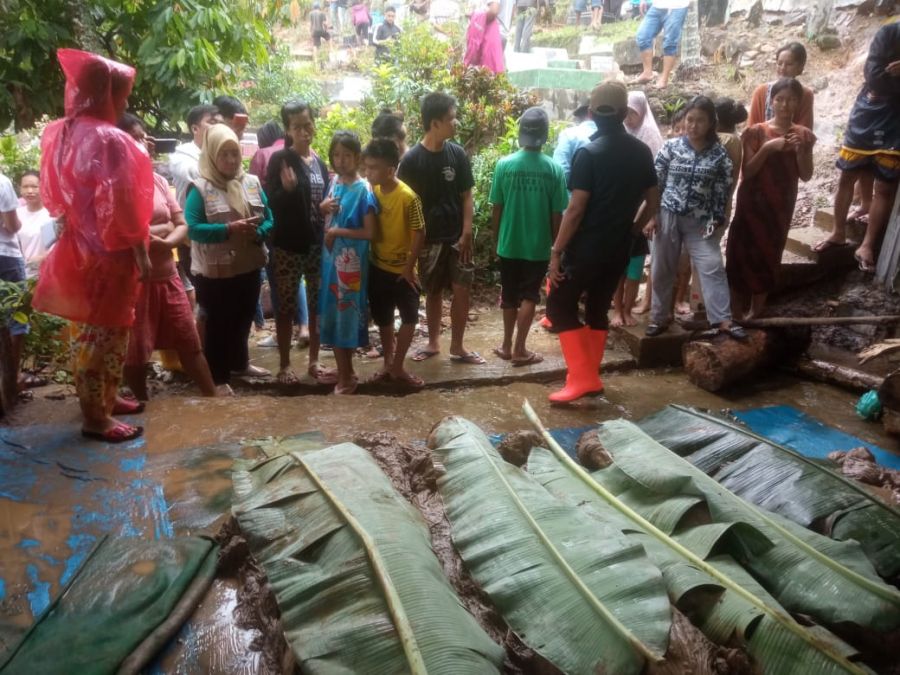 Akibat Banjir, Pemakaman Terbongkar Mayat Tertutup Kain Kafan Bermunculan Dari dalam Kuburan