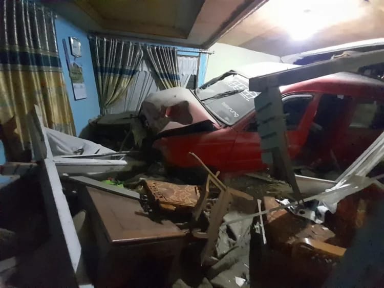 Akibat Rem Blong, Angkot Seruduk Rumah di Padang