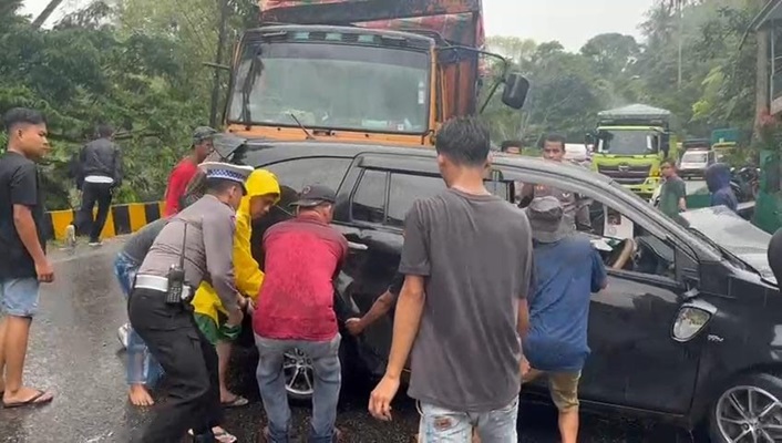 Akibat Rem Blong, Truk Hantam 4 Kendaraan di Silaiang Padang Panjang