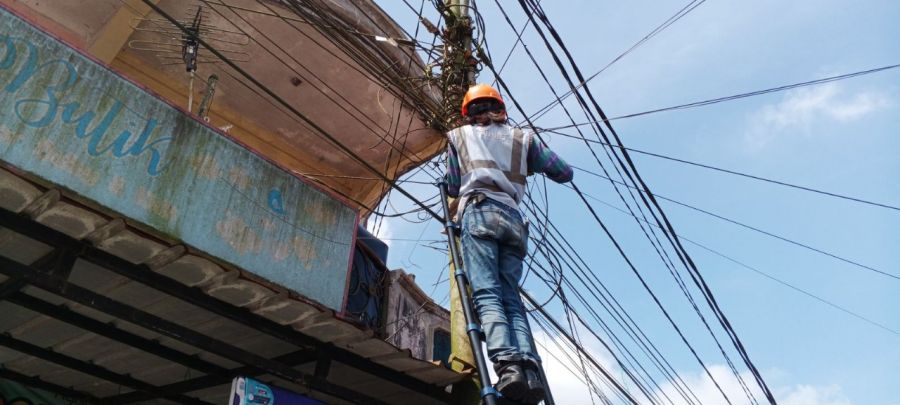 Akselerasi Penataan Jaringan, PLN Icon Plus Tertibkan Kabel FO di Jl. Khatib Sulaiman Padang Panjang