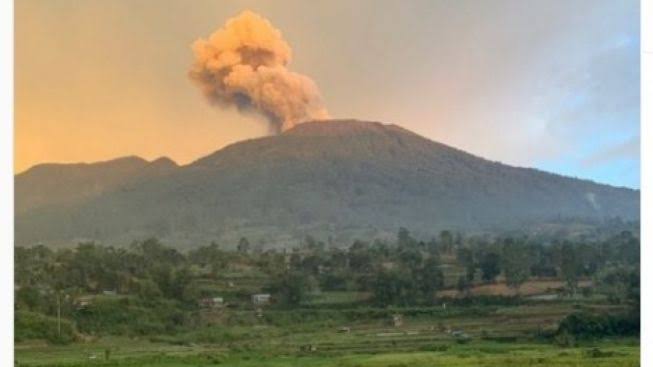 Aktivitas Vulkanik Masih Tinggi, Warga Terus Diminta Jauhi Kawah Dengan Radius 4.5 Km