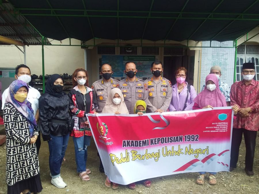 Alumni Akpol 92 Polda Sumbar Berbagi, Salurkan 300 Paket Bansos