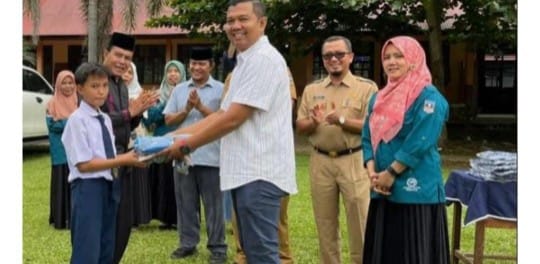 Anggota DPRD Dharmasraya Sutan Riki Apresiasi Program Baju Gratis SMPN 3 Sitiung