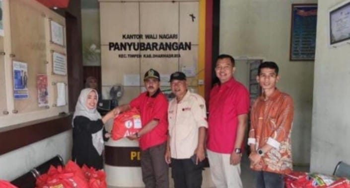 Anggota DPRD Dharmasraya, Wigiono & Sutan Riki Salurkan 125 paket Sembako bagi Warga Korban Banjir