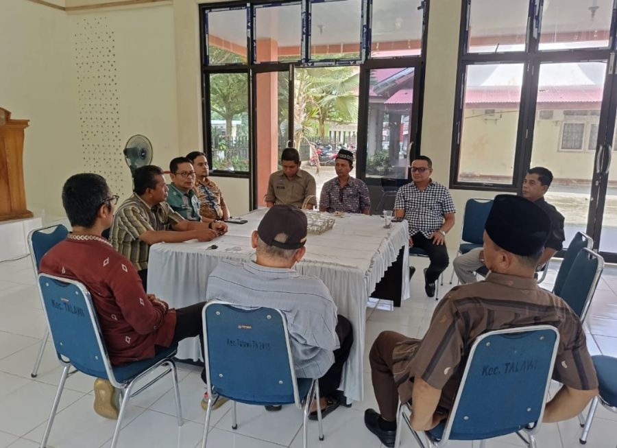 Anggota DPRD Sawahlunto, Doni Asta & Nico Adrian Relokasi Bak Kontainer Sampah Terminal Talawi