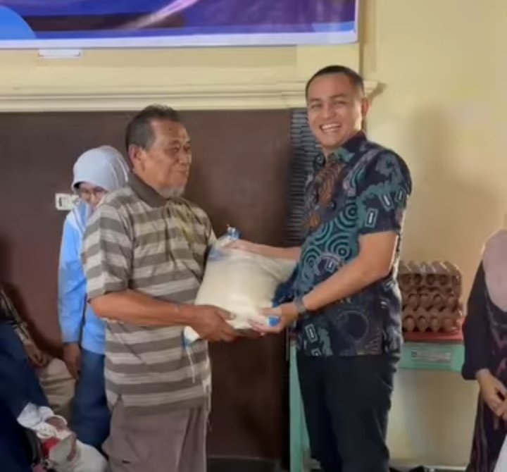 Anggota DPRD Sawahlunto Ronald Kardinal Serahkan Bantuan Permakanan bagi 50 Warga Lansia