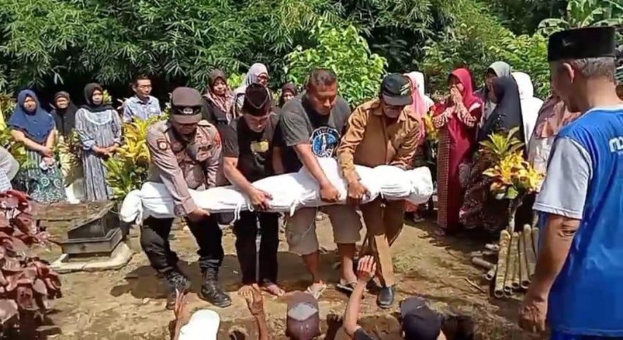 Anggota Polsek Buluspesantren Ikut Menggali Makam demi Bantu Sahabatnya