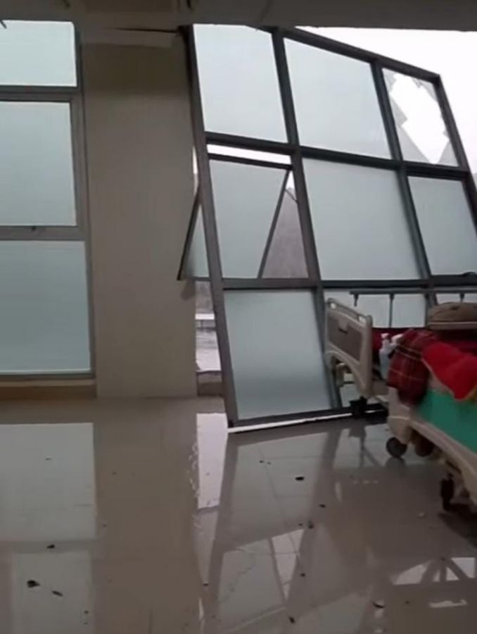 Angin Kencang Hantam RSUD Sungai Dareh, Kaca Jendela Pecah dan Roboh