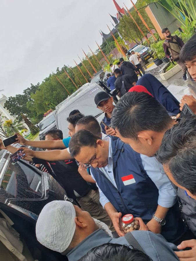 Anies Baswedan Terima Hadiah Black Garlic Produk UMKM Kota Padang dari Uda Eri Santoso