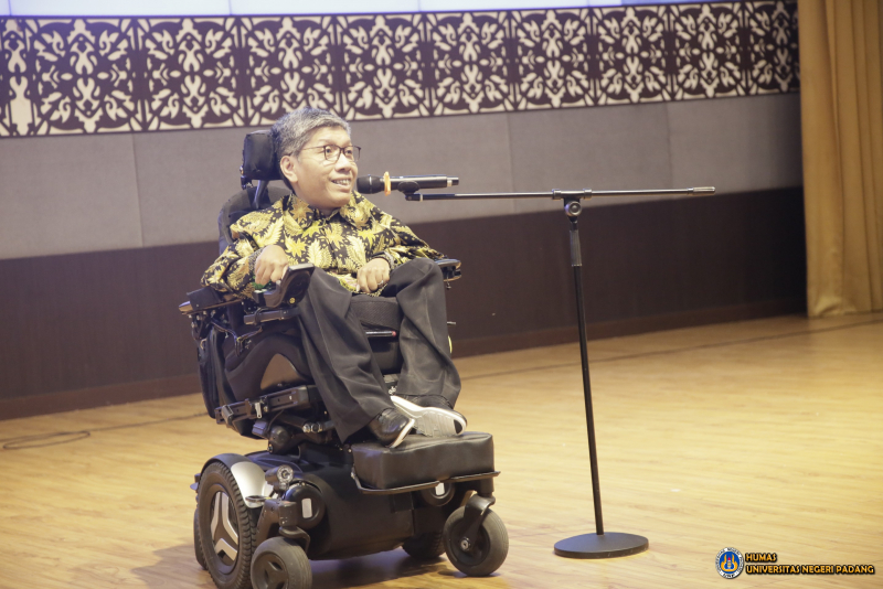 Antoni Tsaputra Dosen PLB Beri Kisah Inspiratif Sebagai Penyandang Disabilitas di Hadapan Dosen Muda