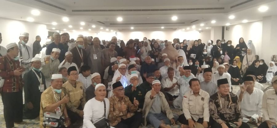 Antusiasme Jemaah Kloter 1 Embarkasi Padang Sambut Kedatangan Andre Rosiade di Tower 8 Al Hedayah