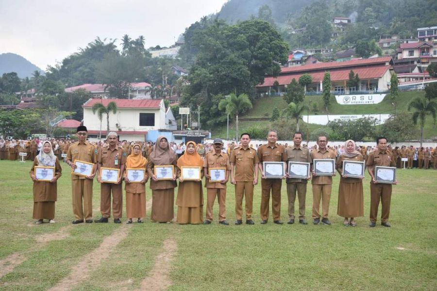 Apel Gabungan Pemko Sawahlunto Serahkan Sejumlah Penghargaan Hasil AKIP 2024 dan Pensiunan