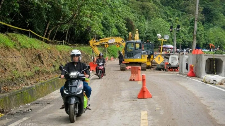 Arus Mudik Lebaran 2026, Polda Sumbar Terapkan One Way di Lembah Anai