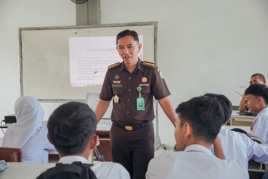 Asintel Kejati Sumbar Berikan Materi Tentang Batasan Hukum Dunia Digital 