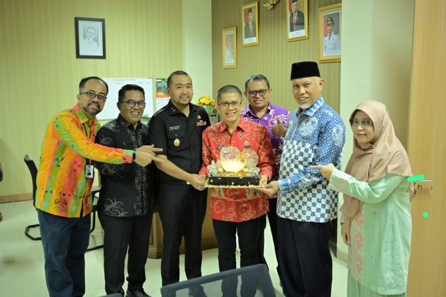 Asisten III Andri Yulika Berulang Tahun ke-51, Gubernur dan Wagub  Bawa Kejutan Kue Ultang Tahun