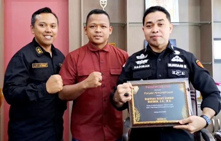 Aspidsus Kejati Sumbar Hadiman Terima Penghargaa Transparansi dan Pemberantasan Korupsi