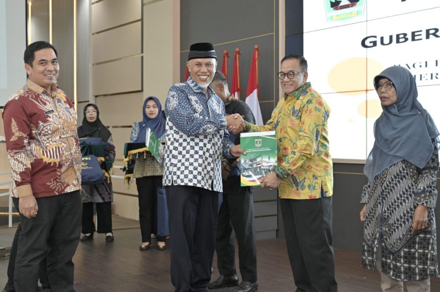 Atas Pengabdiannya Selama Bertugas, Mahyeldi Serahkan Piagam Penghargaan kepada PNS Purna Tugas