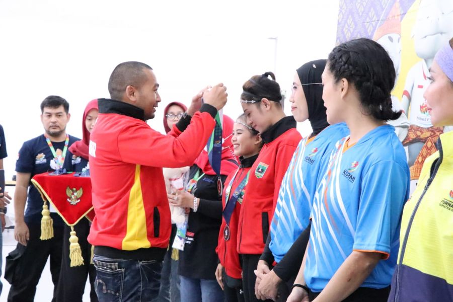 Atlet Menembak Sumbar Raih Perunggu di Hari ke-2 Fornas VI, Medali Dikalungkan Wagub Audy Joinaldy