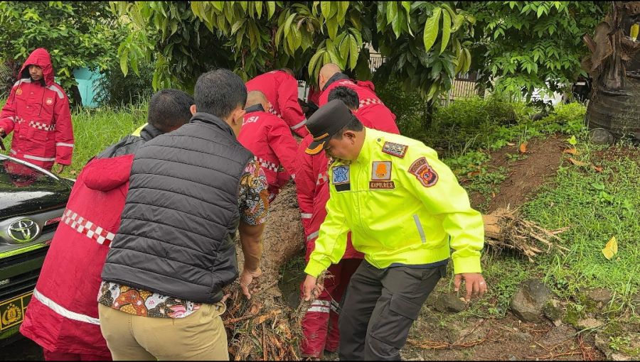 Banjir dan Longsor Terjang Sukabumi, Tim Gabungan Berjibaku Lakukan Evakuasi