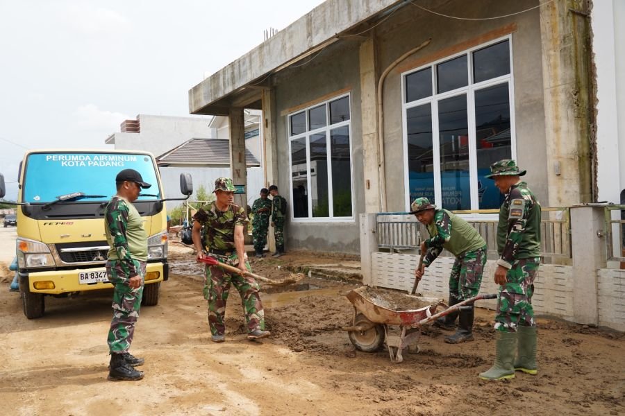Banjir Kembali Melanda Kota Padang, Prajurit TNI Bantu Pemulihan Pemukiman Warga 