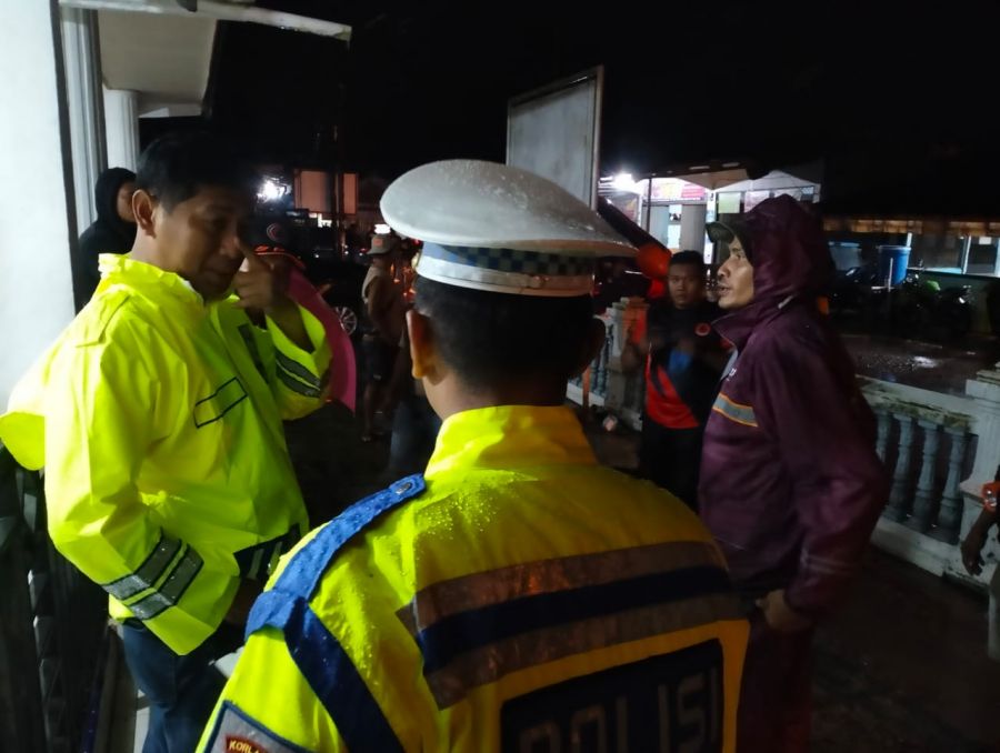Banjir Landa Tiga Kecamatan di Padang Pariaman, Personil Polri serta Tim Gabungan Sigap Bantu Warga