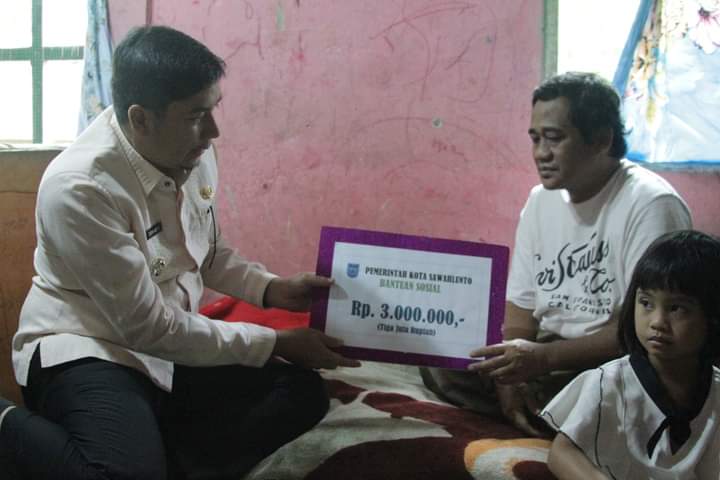 Bantu Biaya Pengobatan 4 Orang Warga, Pemko Sawahlunto Salurkan Bansos Senilai Rp 14 juta