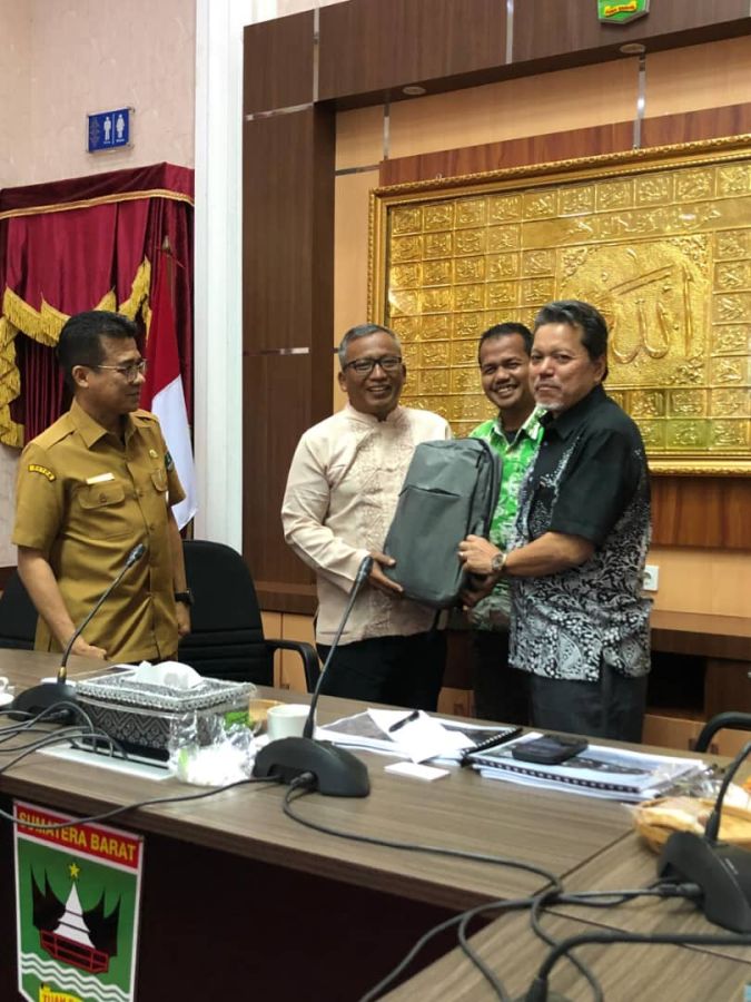 Bantuan Laptop untuk Korban Banjir di Nanggalo, Dato’ Sohaimi Shahadan Serahkan Secara Langsung