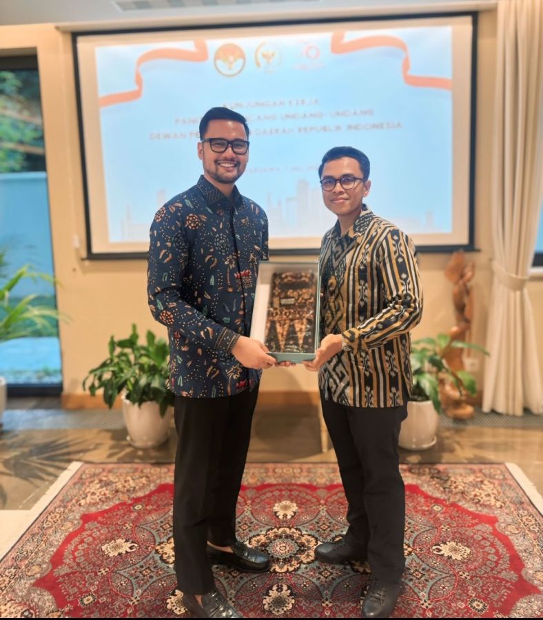 Batik Equator Pasaman Dibawa ke Polandia, Anggit Kurniawan Nasution Silaturahmi ke KBRI Warsawa