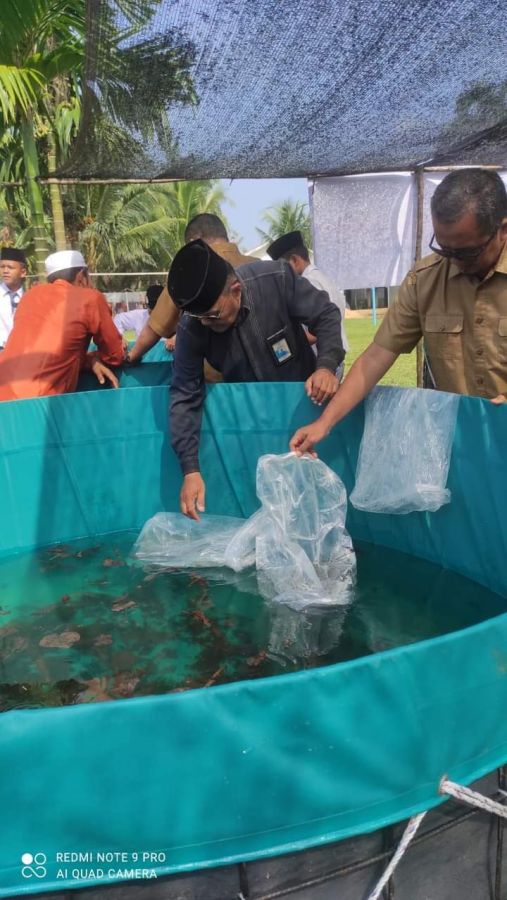 Baznas Dharmasraya Serahkan Benih Ikan Lele dalam Program SantriPreneur di Ponpes Pembangunan