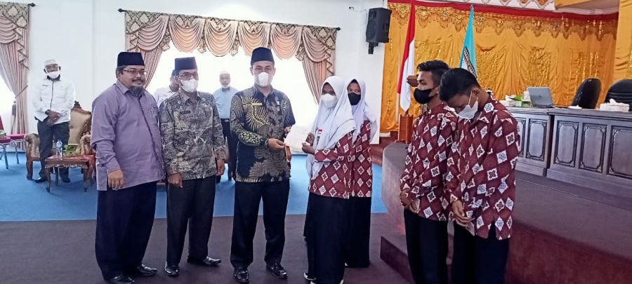 Baznas Sumbar Salurkan Zakat Bantuan Pendidikan untuk Siswa SLTA dan SLB di Pasbar