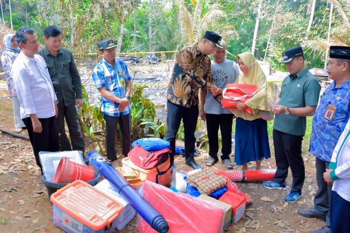 Kepedulian Pemkab Sijunjung, Bupati Benny dan Wabup Iraddatillah Serahkan Bantuan Korban Kebakaran