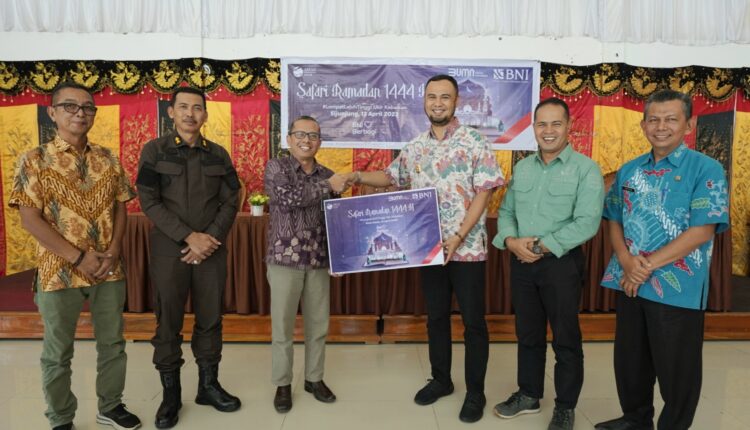 Berbagi Bersama BNI Di Bulan Suci, Bupati Dan Wabup Serta Kajari Sijunjung Salurkan 50 Paket Sembako