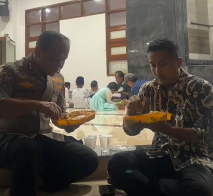 Berbuka Puasa Sederhana, Wagub Vasko dan Kapolda Sumbar Tunjukkan Kedekatan di Pinggir Masjid