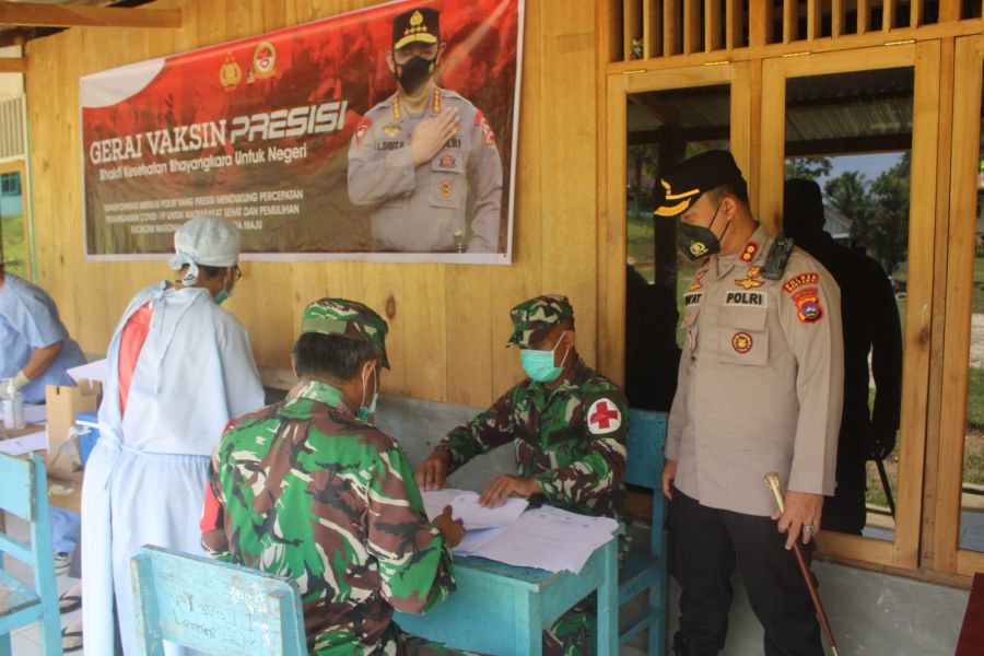 Beri Semangat Warga Masyarakat, Kapolres Mentawai Dampingi Warga Saat Vaksinasi