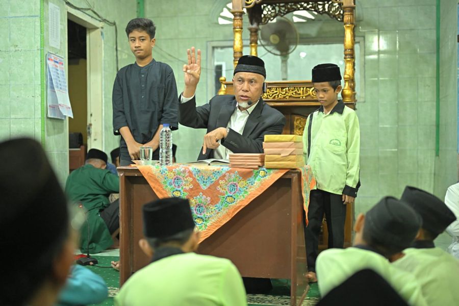 Beri Tausiyah Subuh di Masjid Baiturrahmah Agam, Mahyeldi Berpesan Jangan Tinggalkan Generasi Lemah