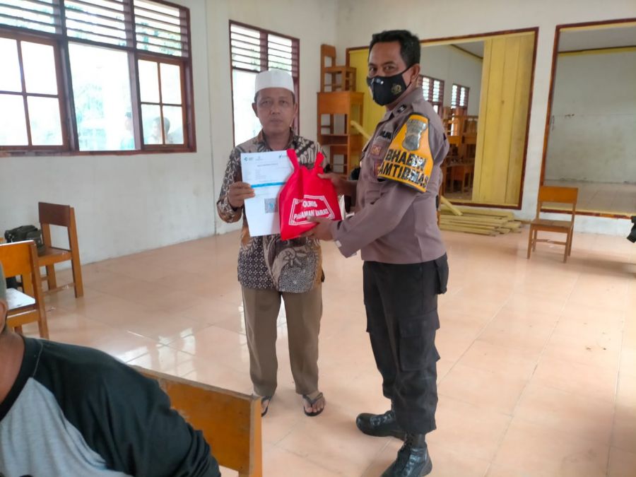 Berikan Apresiasi Kepada Warga, Polres Pasaman Barat Bagikan Sembako Kepada Peserta Vaksin