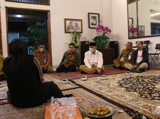 Berikan Penghormatan Terakhir, Buya Mahyeldi Kunjungi Rumah Duka Fahmi Idris