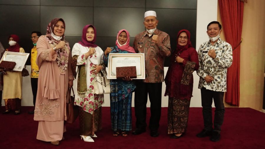 Berjasa di Bidang Sosial Budaya, Bupati Pasbar dampingi Nunik Astuti Terima Penghargaan Hari Kartini