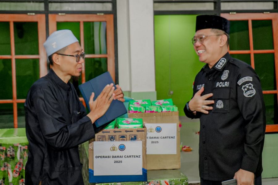 Berkah Ramadan: Kasatgas Humas Ops Damai Cartenz-2025 Bagikan Takjil di Masjid Fajrul Islam Jayapura