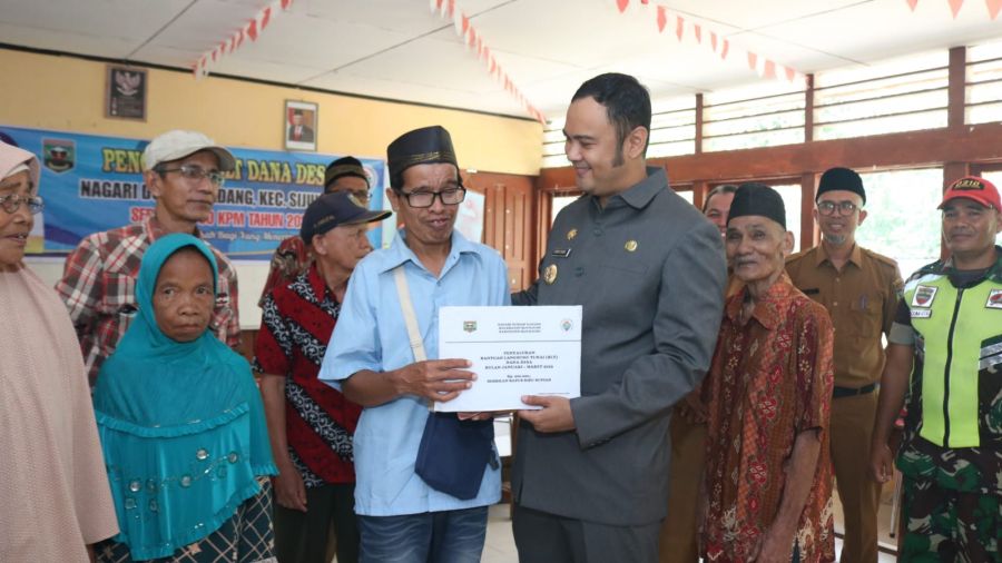 Berkah Ramadhan Warga Durian Gadang Tersenyum Terima BLT-DD yang Diserahkan Bupati Sijunjung