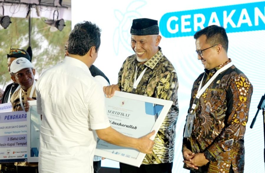Komitmen dalam Pengelolaan Sampah Laut di Sumbar, Gubernur Mahyeldi Terima Penghargaan dari KKP RI