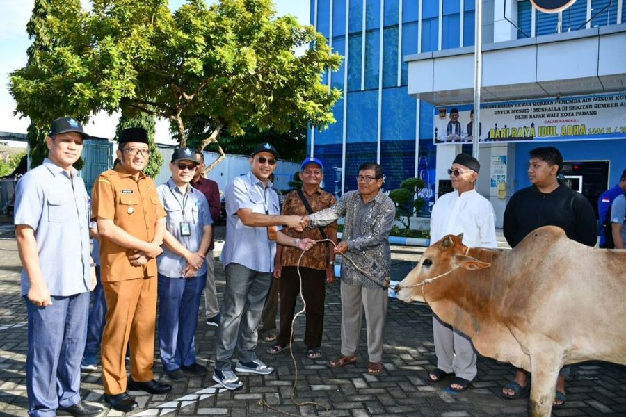 Berkurban untuk Ketakwaan dan Keberkahan,  Perumda AM Kota Padang Serahkan Sejumlah Hewan Kurban